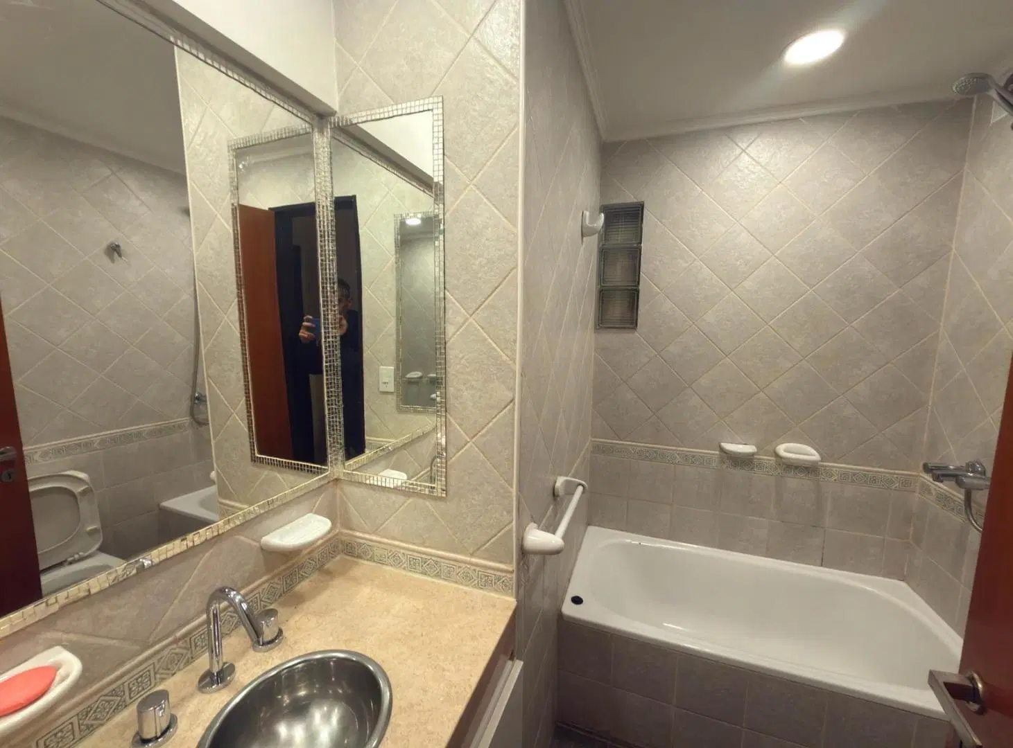 ALQUILO DEPTO 1 DORM Y MEDIO AV POETA LUGONE, NUEVA CBA, FRENTE A PLAZA SAN MARTIN!!! 8