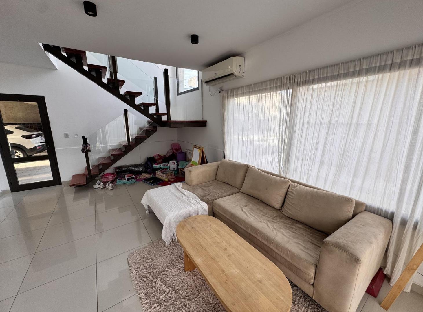 Foto de DUPLEX 3 DORM CON PILETA EN ALQUILER EN ARBOLADA HOLLYWOOD, imagen 3