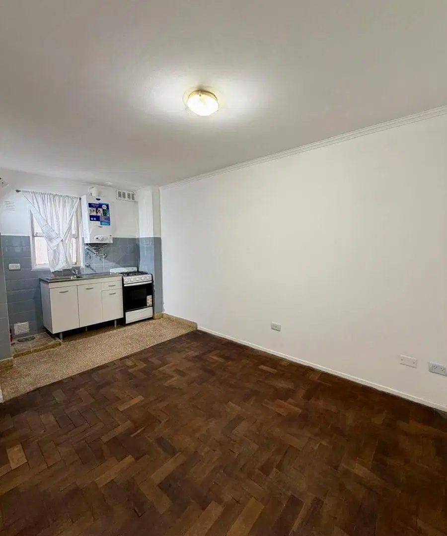 Se alquila departamento de un dormitorio en calle Caseros al 600 8