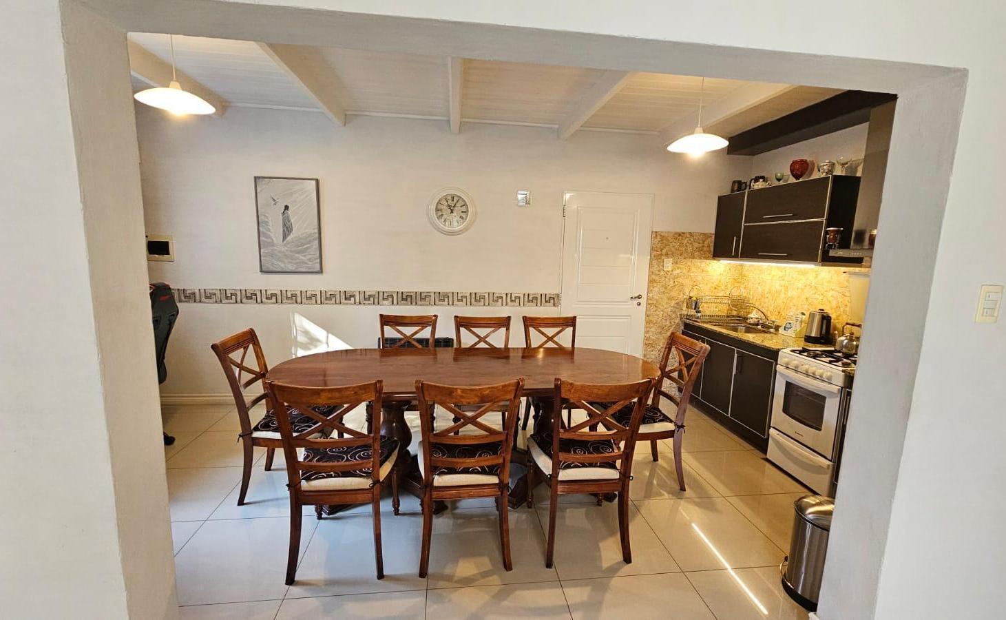 Foto de ¡HERMOSA CASA EN ALQUILER – BARRIO LAS ROSAS! Con pileta, seguridad y, imagen 3