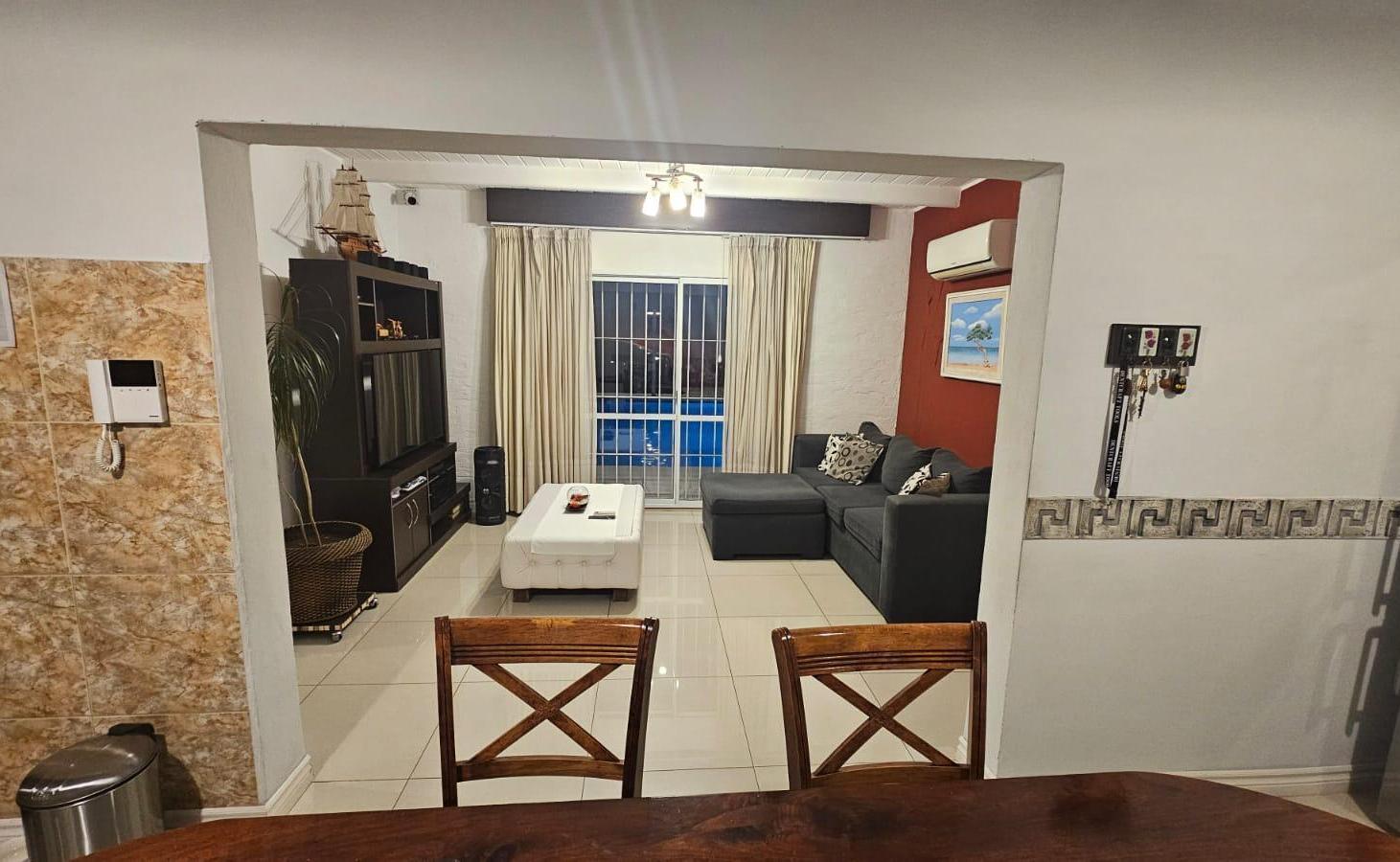 Foto de ¡HERMOSA CASA EN ALQUILER – BARRIO LAS ROSAS! Con pileta, seguridad y, imagen 1