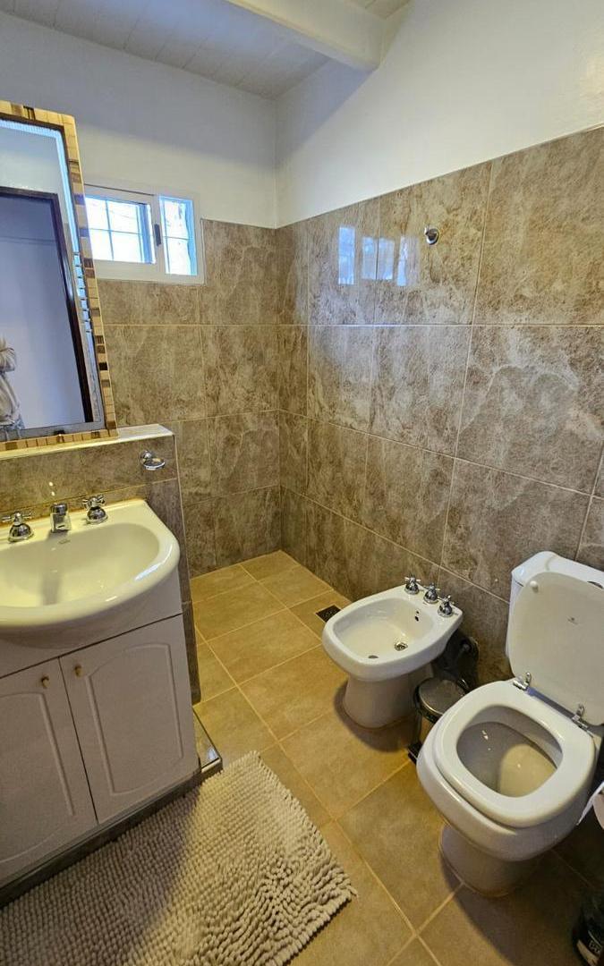 Foto de ¡HERMOSA CASA EN ALQUILER – BARRIO LAS ROSAS! Con pileta, seguridad y, imagen 5