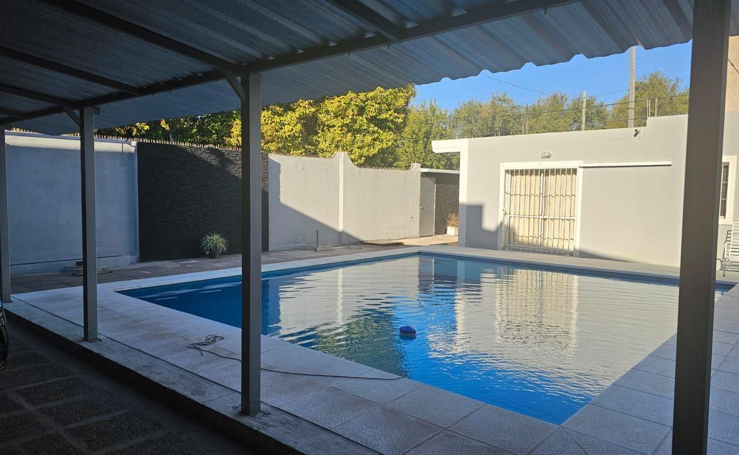 Foto de ¡HERMOSA CASA EN ALQUILER – BARRIO LAS ROSAS! Con pileta, seguridad y, imagen 4