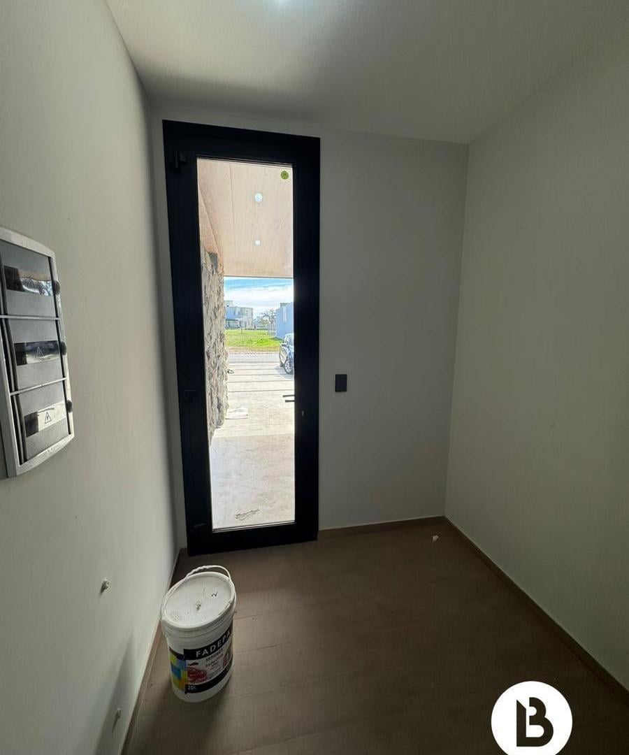 Foto de Casa de CATEGORIA a la VENTA - 4 Dormitorios - 4 Baños - Pileta, imagen 3