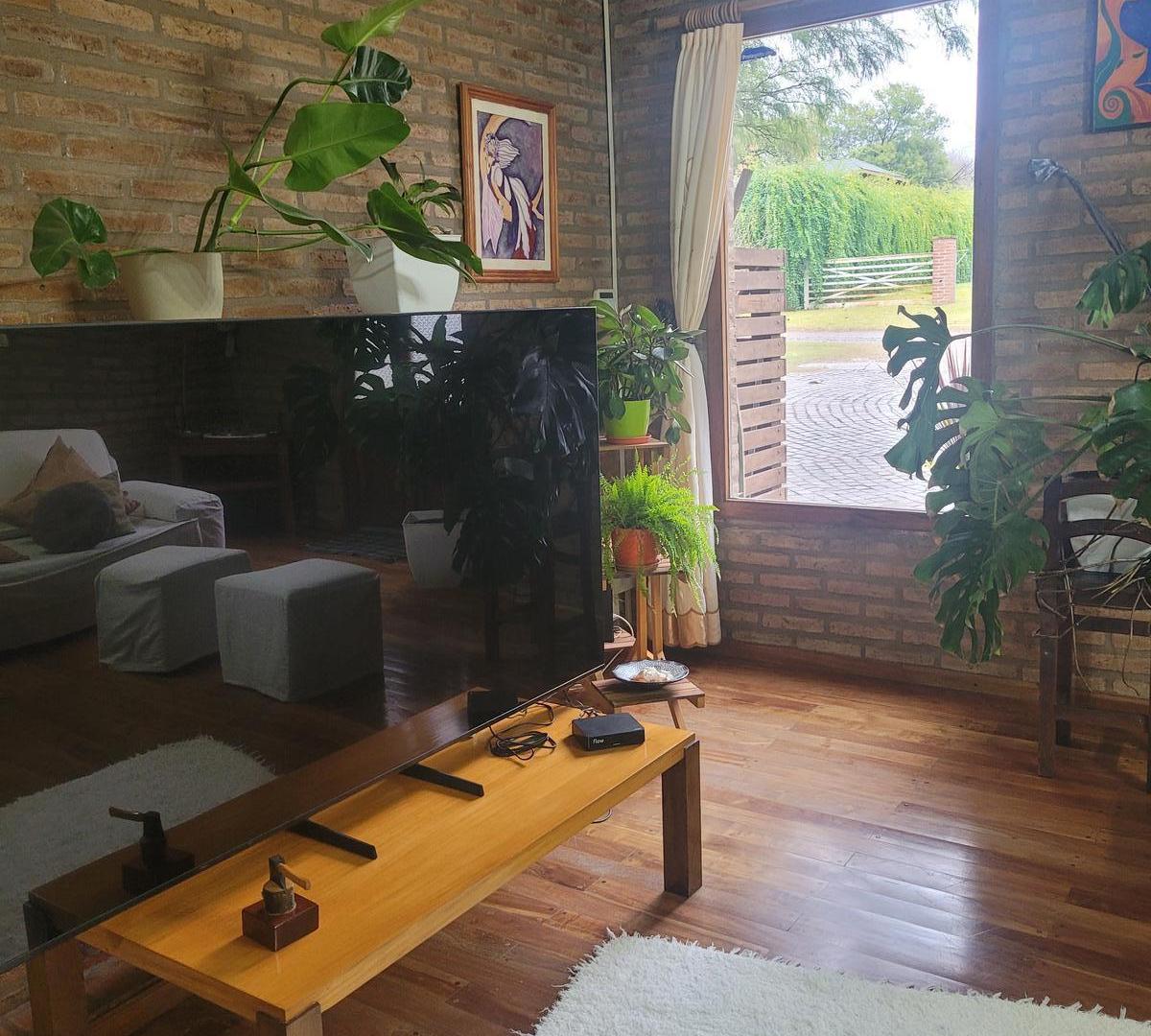 Foto de Venta Casa en country Cuatro Hojas - 4 dormitorios - Pileta, Quincho, imagen 4