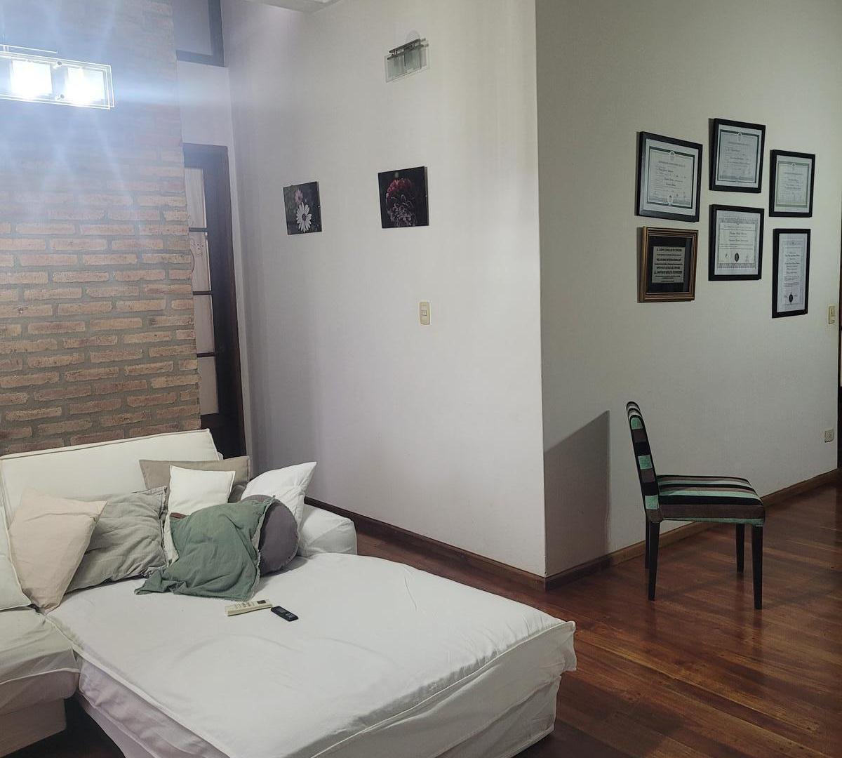 Foto de Venta Casa en country Cuatro Hojas - 4 dormitorios - Pileta, Quincho, imagen 3