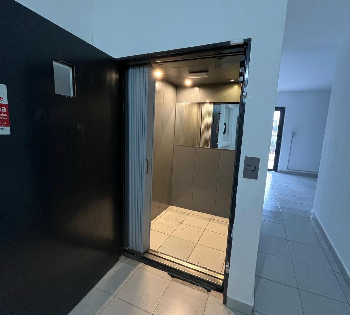 Foto de Oficina en alquiler, piso completo con ascensor en Barrio Alberdi, imagen 2