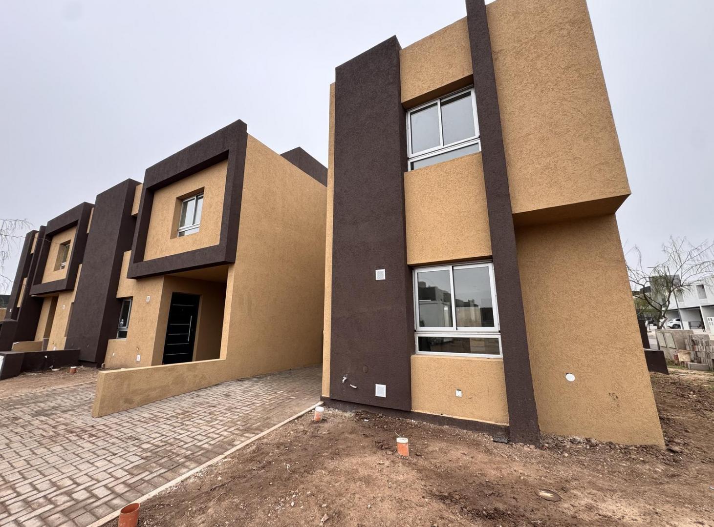 Foto de DUPLEX 2 DORM DOCTA A ESTRENAR CON RADIADORES A 1 CUADRA DE PLAZA, imagen 2