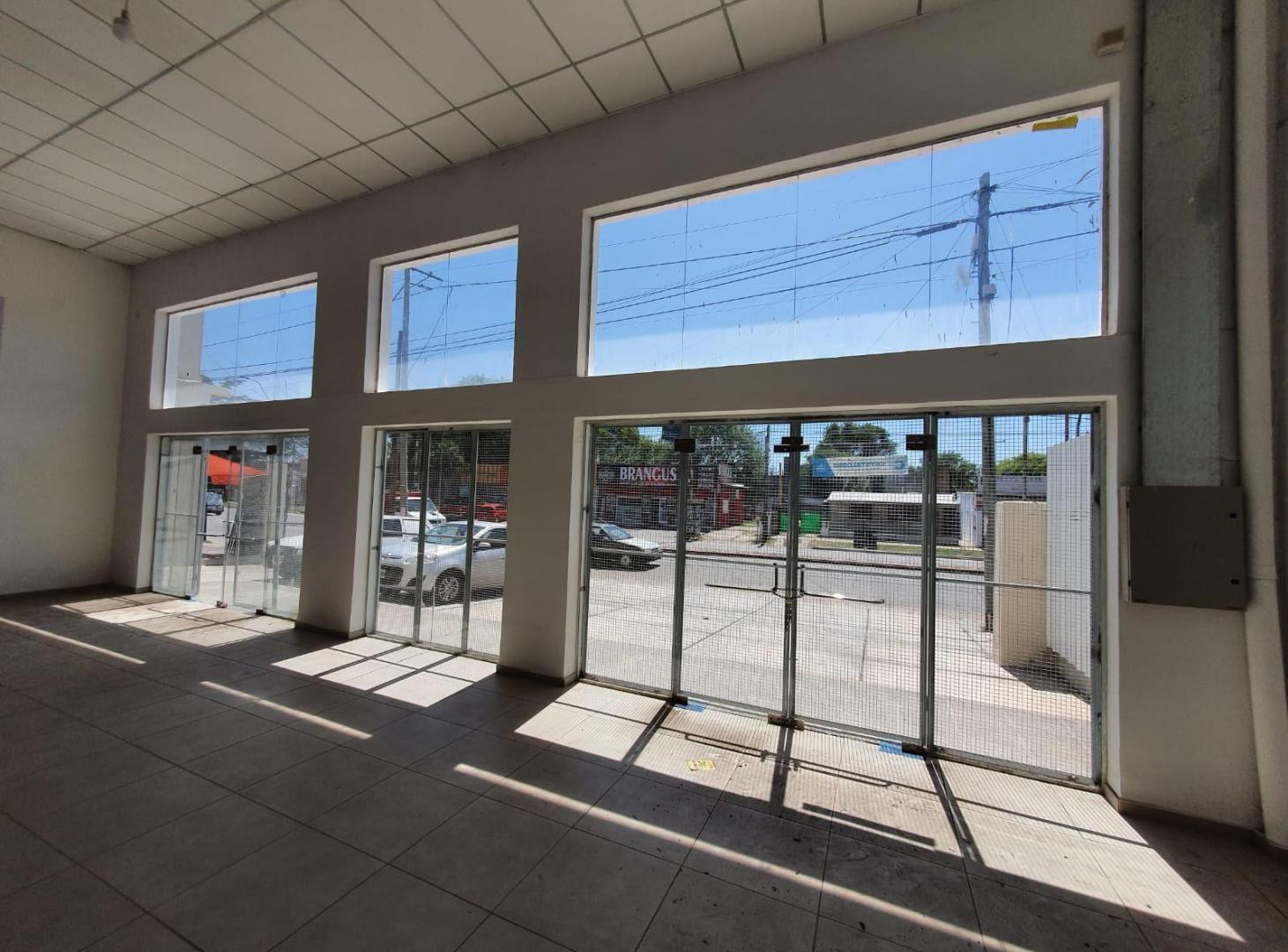 Foto de ALQUILER - GRAN LOCAL SOBRE DONATO ALVAREZ - 340 m2, imagen 1