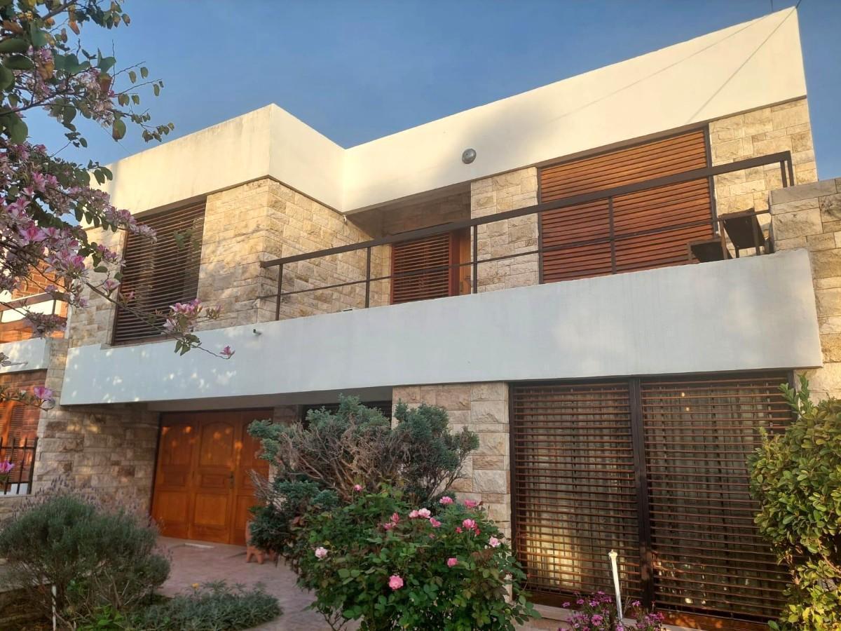 Casa en venta en Urca – Gran propiedad con todo el espacio que tu familia necesita