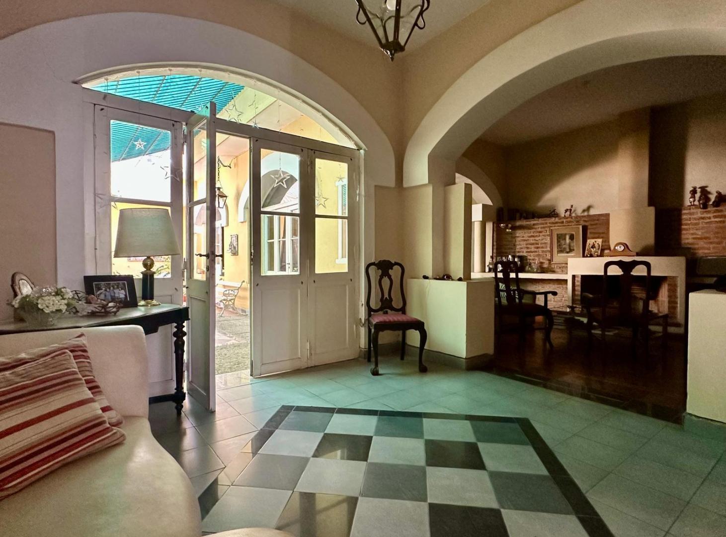 Foto de HERMOSA CASA EN ZONA CENTRO DE LA CIUDAD - COCHERA - PATIO - IDEAL, imagen 1