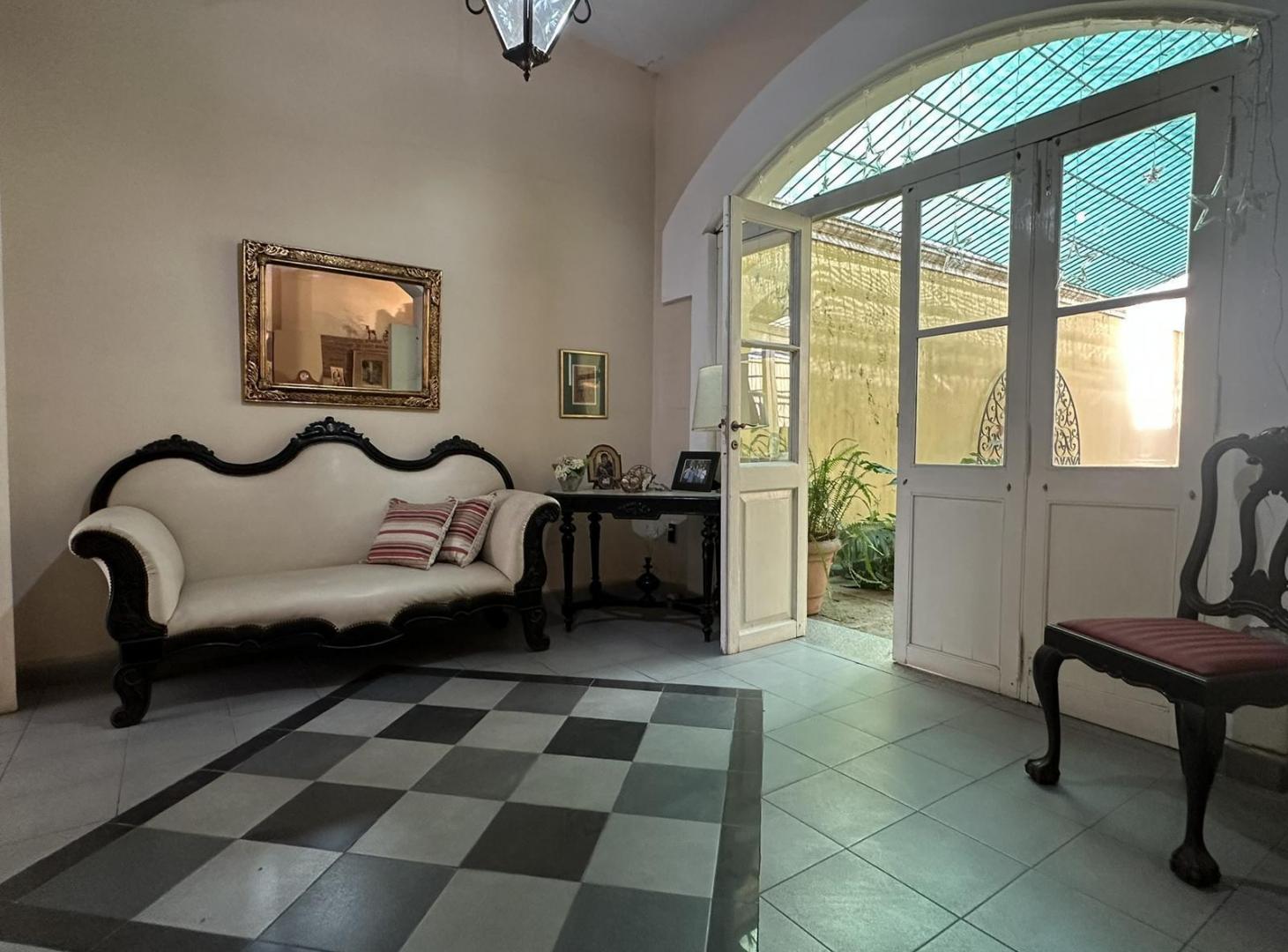 Foto de HERMOSA CASA EN ZONA CENTRO DE LA CIUDAD - COCHERA - PATIO - IDEAL, imagen 2