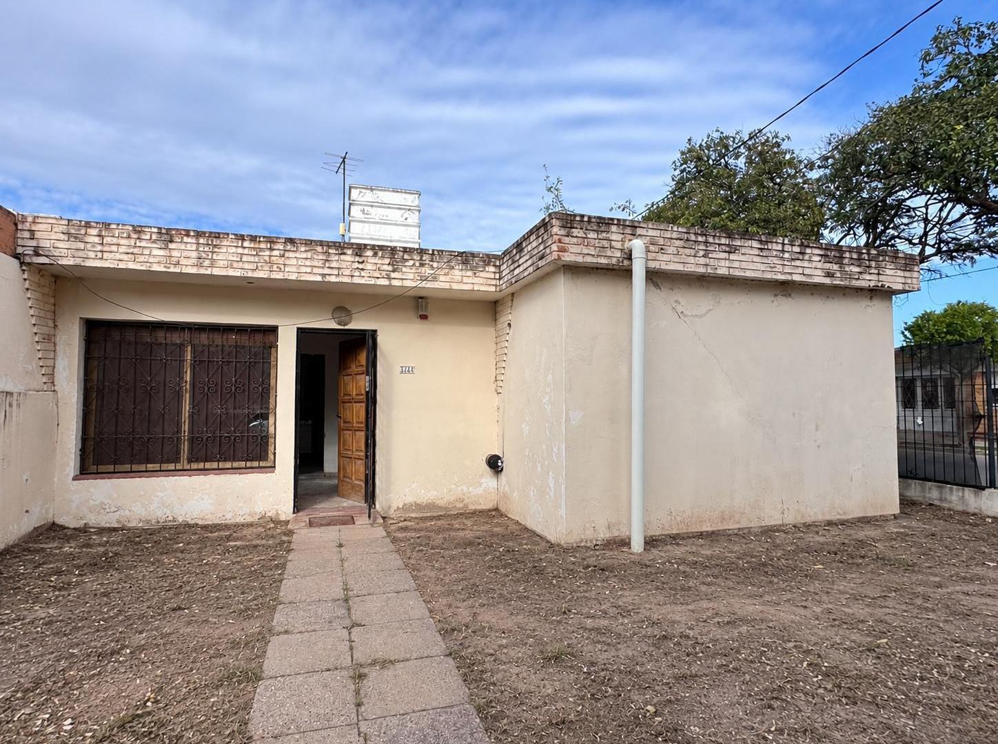 Foto de CASA A REMODELAR EN VILLA CENTENARIO 2 Dormitorios - Gran Potencial, imagen 1