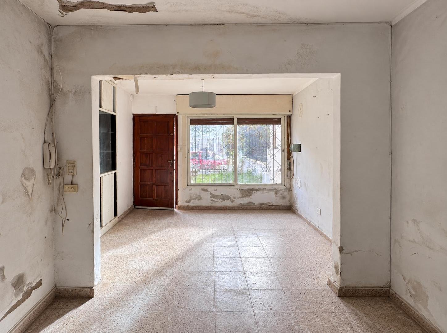 Foto de CASA A REMODELAR EN VILLA CENTENARIO 2 Dormitorios - Gran Potencial, imagen 2