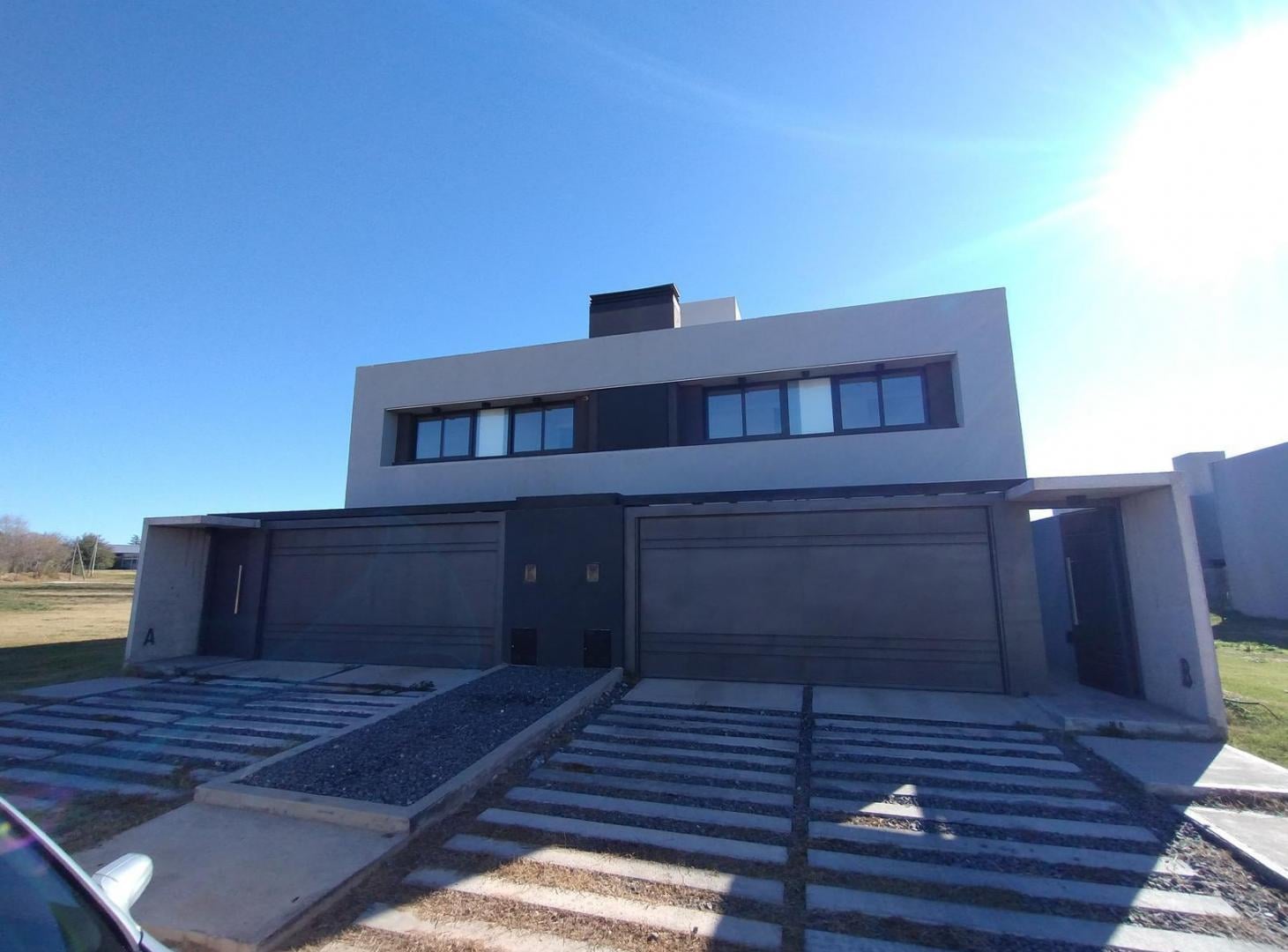 Foto de VENTA ESPECTACULAR DUPLEX 3DORMITORIOS COCHERA DOBLE EN ACQUAVISTA, imagen 1