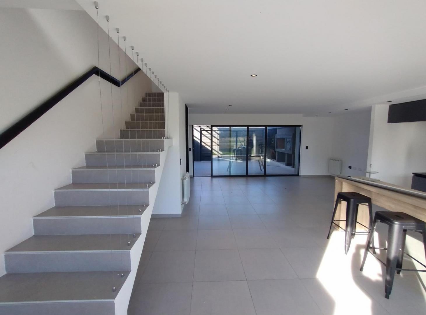 Foto de VENTA ESPECTACULAR DUPLEX 3DORMITORIOS COCHERA DOBLE EN ACQUAVISTA, imagen 2