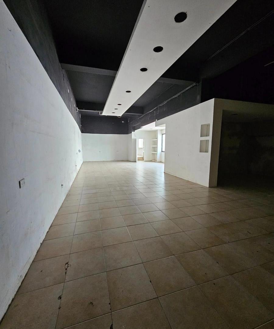 Foto de Galpón depósito con oficinas y salón comercial en B° Pueyrredon, imagen 5