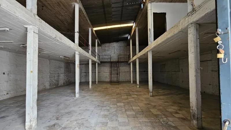 Foto de Galpón depósito con oficinas y salón comercial en B° Pueyrredon, imagen 2