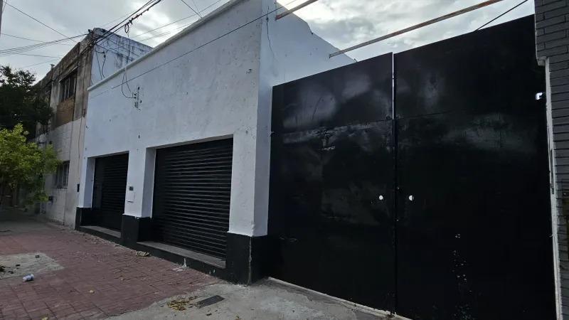 Foto de Galpón depósito con oficinas y salón comercial en B° Pueyrredon, imagen 1