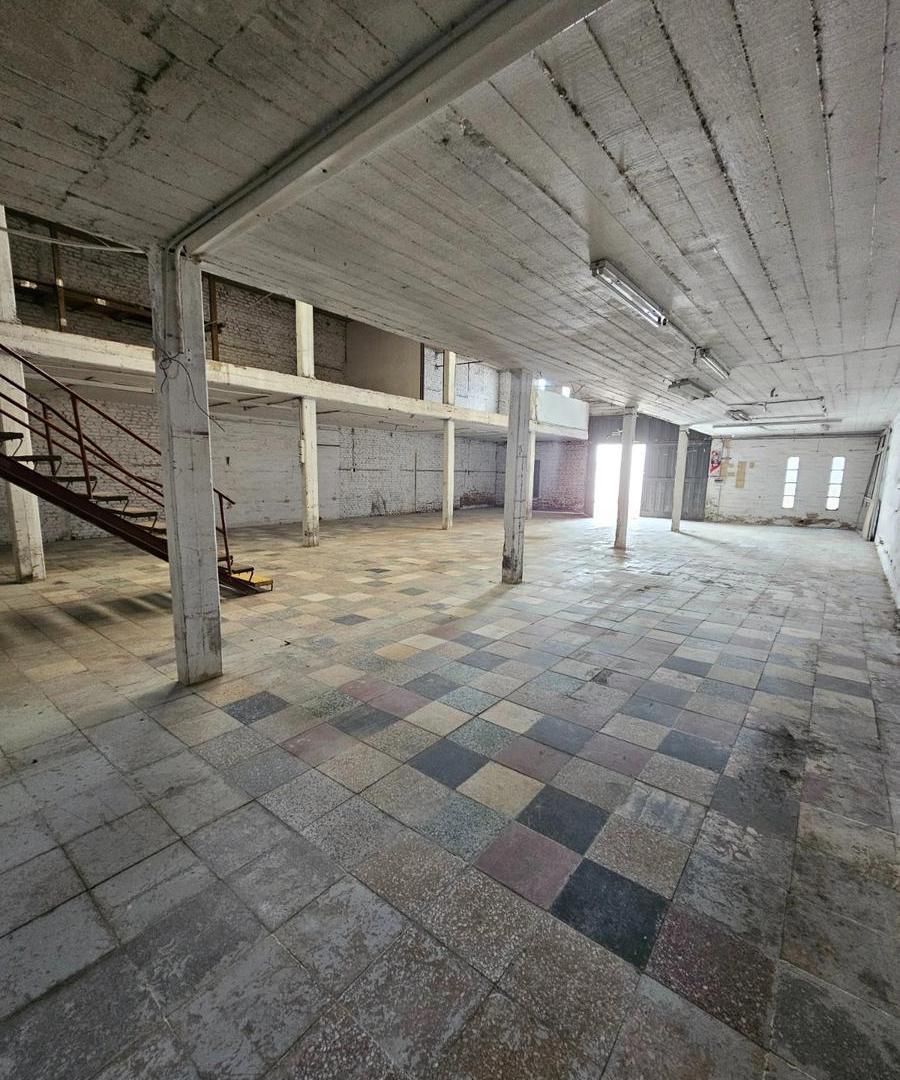 Foto de Galpón depósito con oficinas y salón comercial en B° Pueyrredon, imagen 3