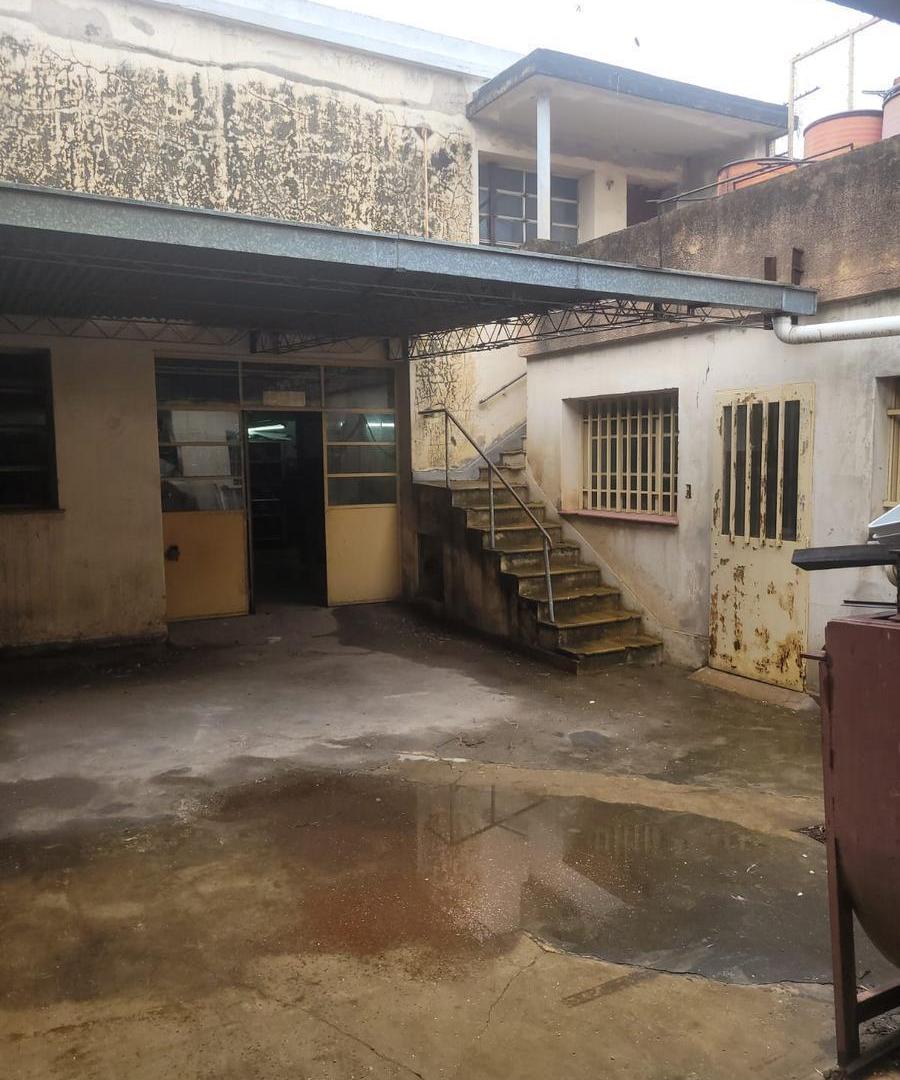 Vendo casa a reciclar / remodelar 290 m2 cubiertos en 2 plantas. terreno 300 m2. Alto Alberdi