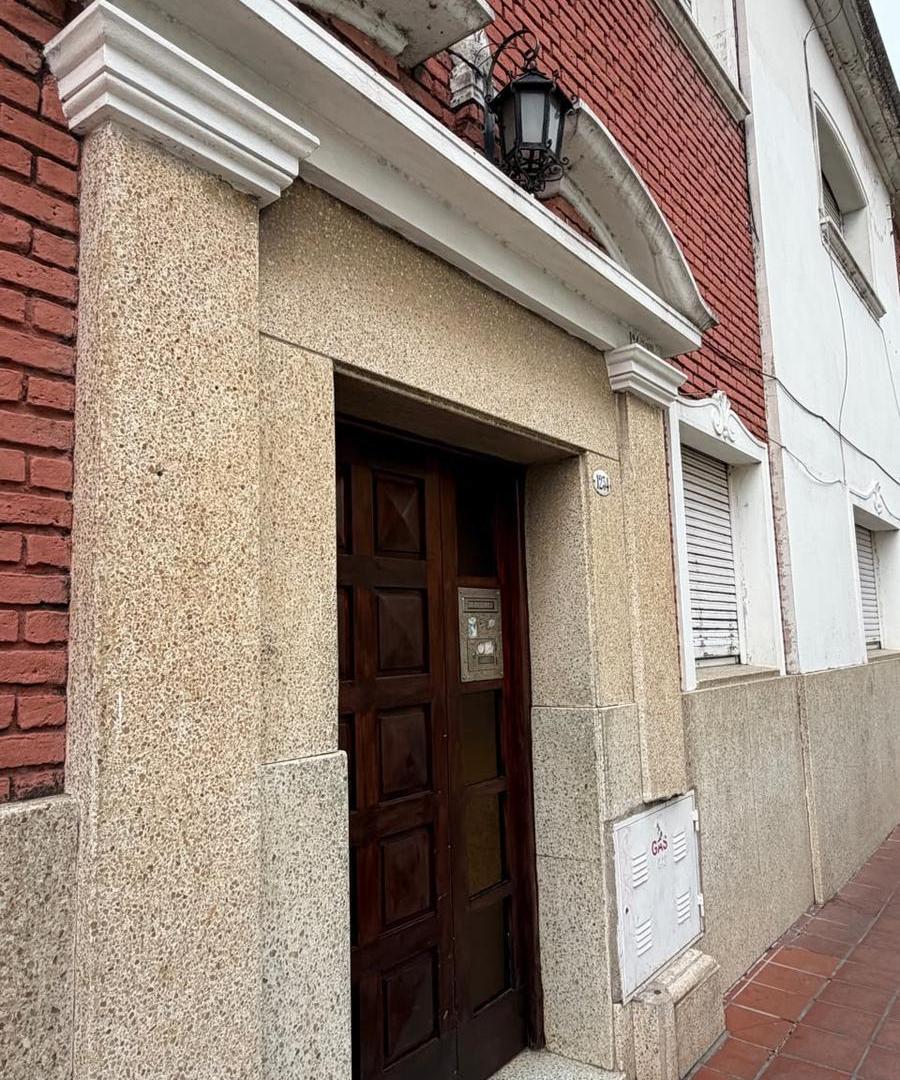 Foto de Oportunidad de inversión en Alberdi – PH en venta con gran, imagen 3
