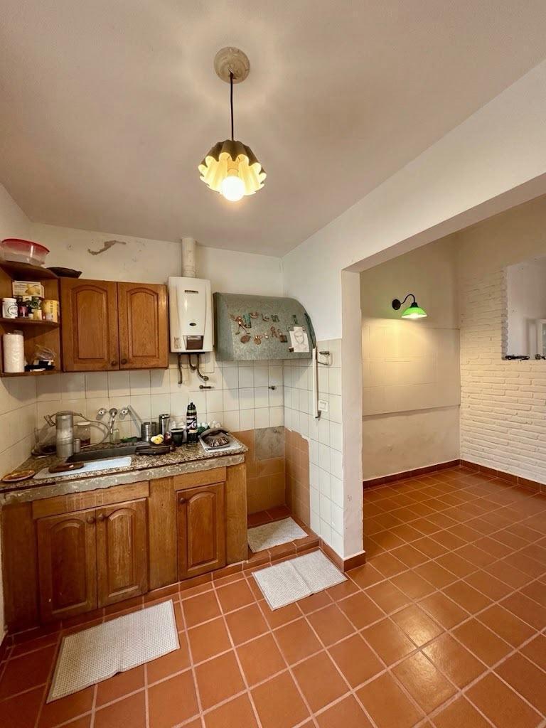 Foto de Oportunidad de inversión en Alberdi – PH en venta con gran, imagen 2