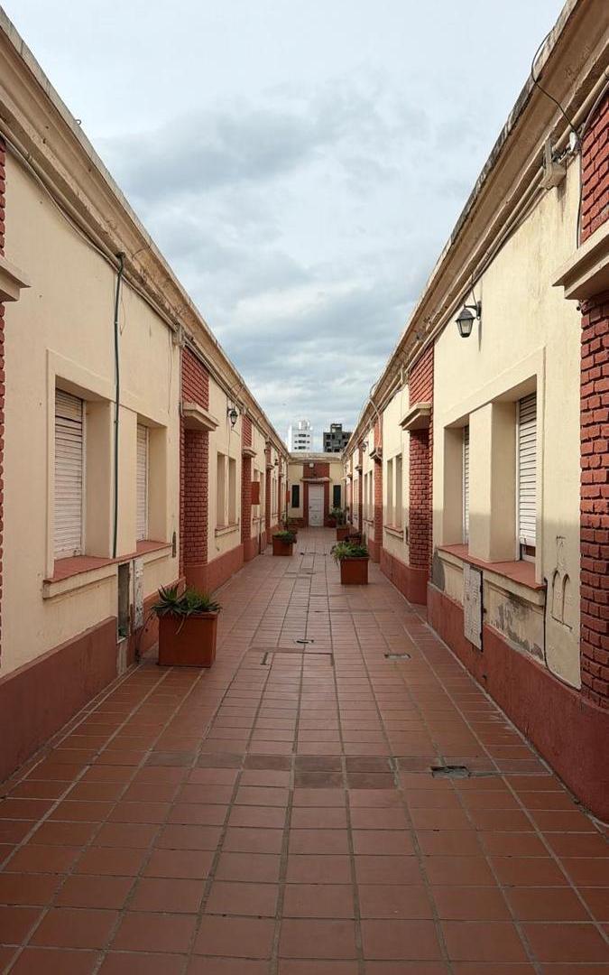 Foto de Oportunidad de inversión en Alberdi – PH en venta con gran, imagen 5