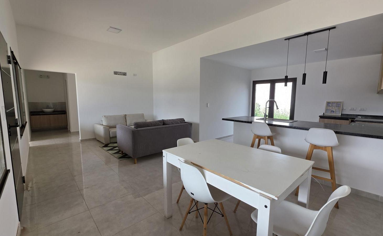 Foto de VENTA EN DOCTA CASA EN UNA PLANTA A ESTRENAR 3 DORMITORIOS MUY LUMINOSA, imagen 2