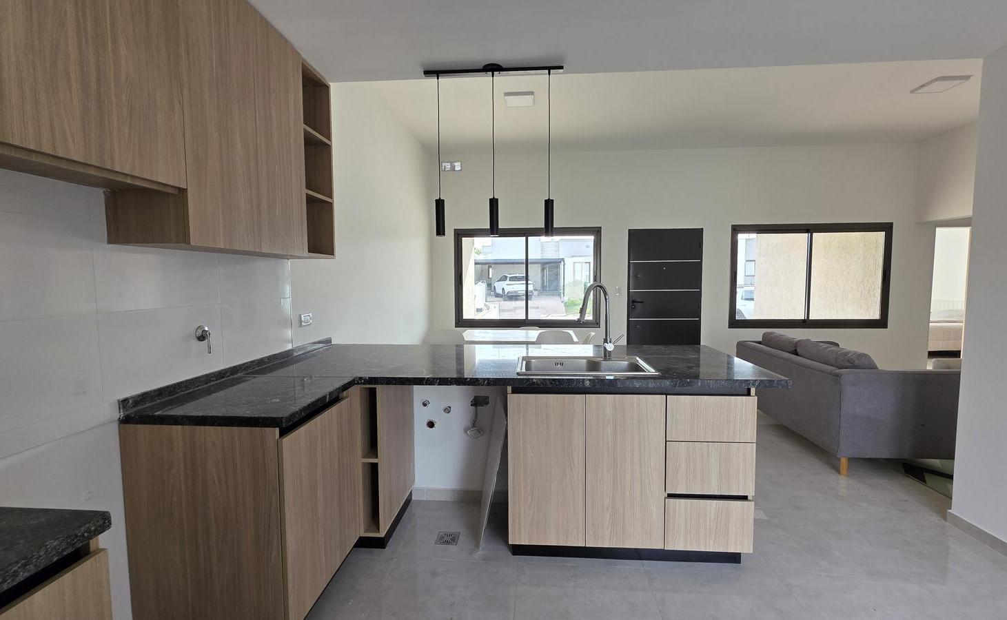 Foto de VENTA EN DOCTA CASA EN UNA PLANTA A ESTRENAR 3 DORMITORIOS MUY LUMINOSA, imagen 1