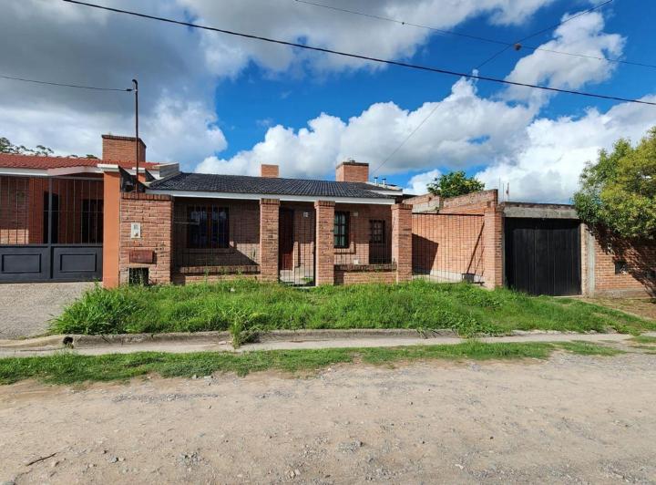 VENTA CASA EN BARRIO PEROVIC 3 DORMITORIOS 5