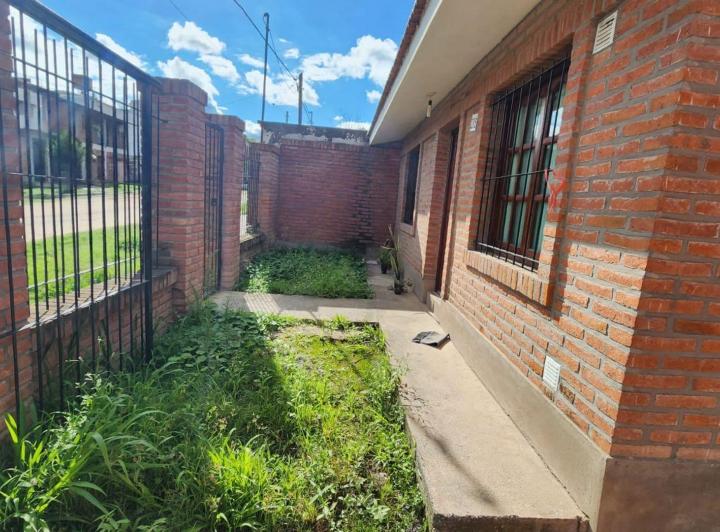 VENTA CASA EN BARRIO PEROVIC 3 DORMITORIOS 2