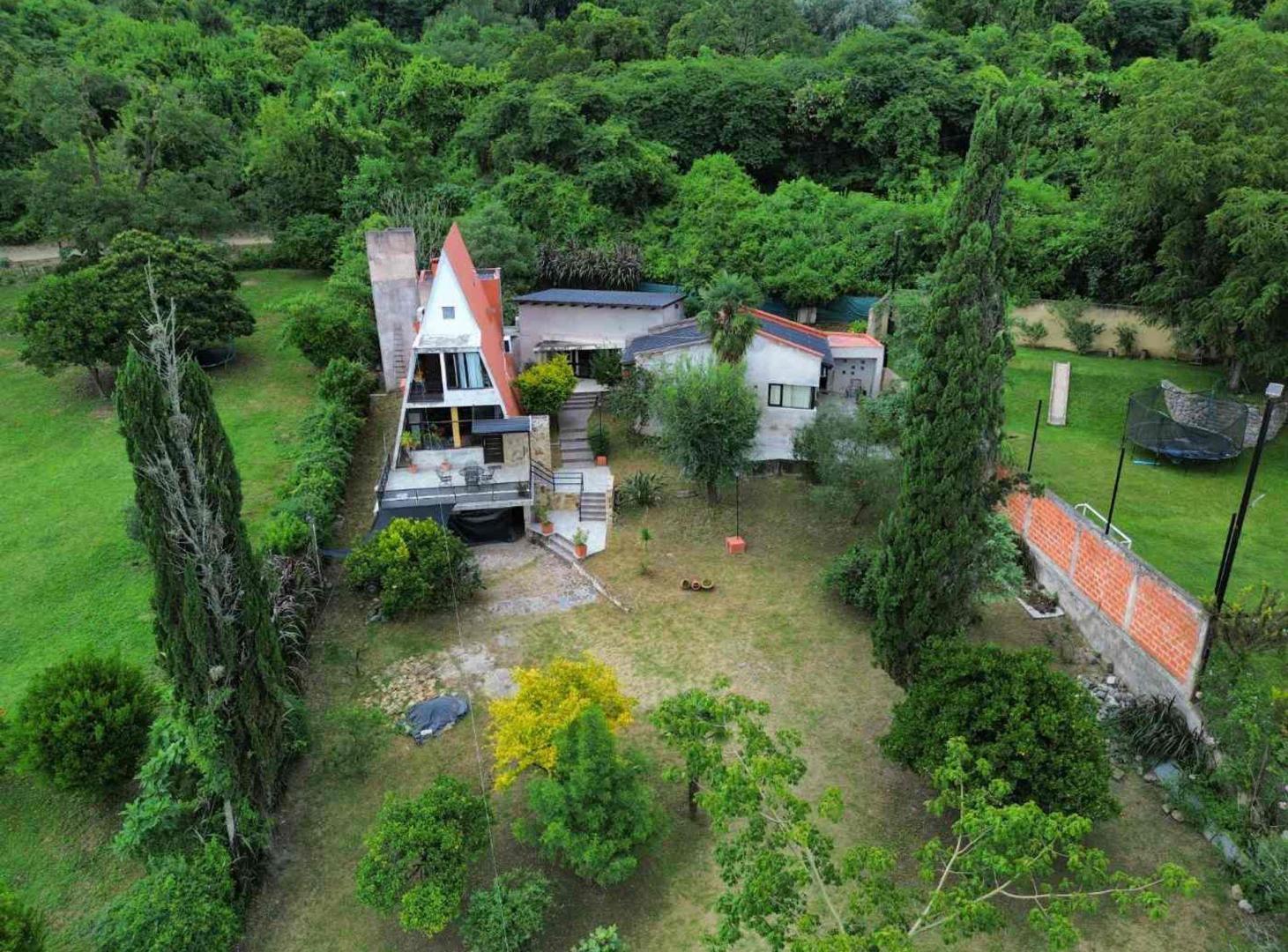 VENTA CASA 3 DORM 1600m2 - B° LOS PERALES
