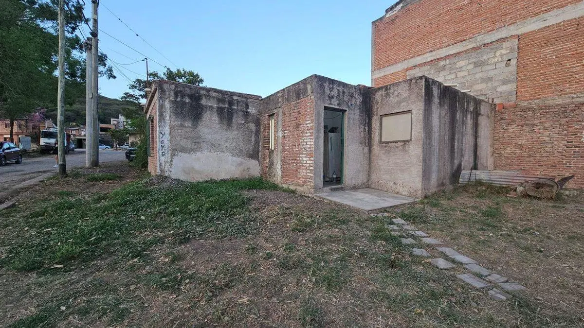 VENTA CASA 2 DORMITORIOS A RECICLAR LOS PERALES 3
