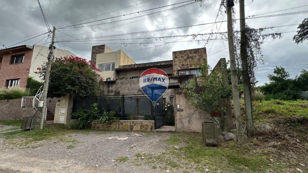 VENTA CASA 300 M² -  4 DORM. - B° ALTO PADILLA
