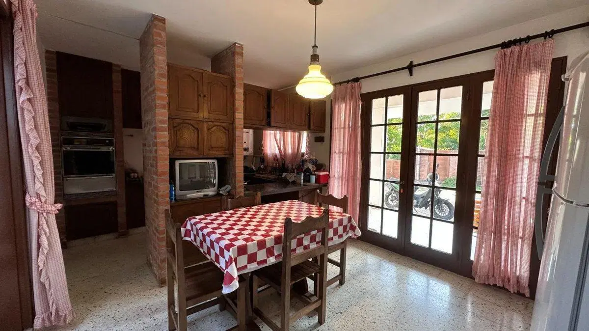 VENTA CASA B° LOS PERALES 4 DORM ESQUINA 4