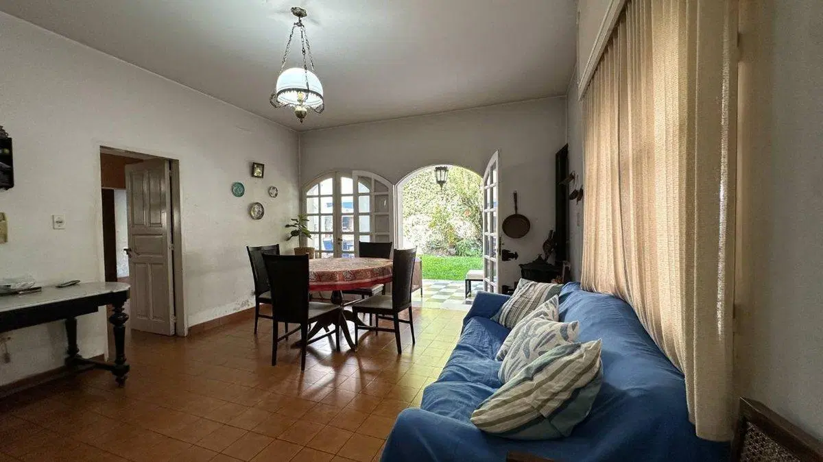 VENTA CASA 5 DORMITORIOS – B° CENTRO 3