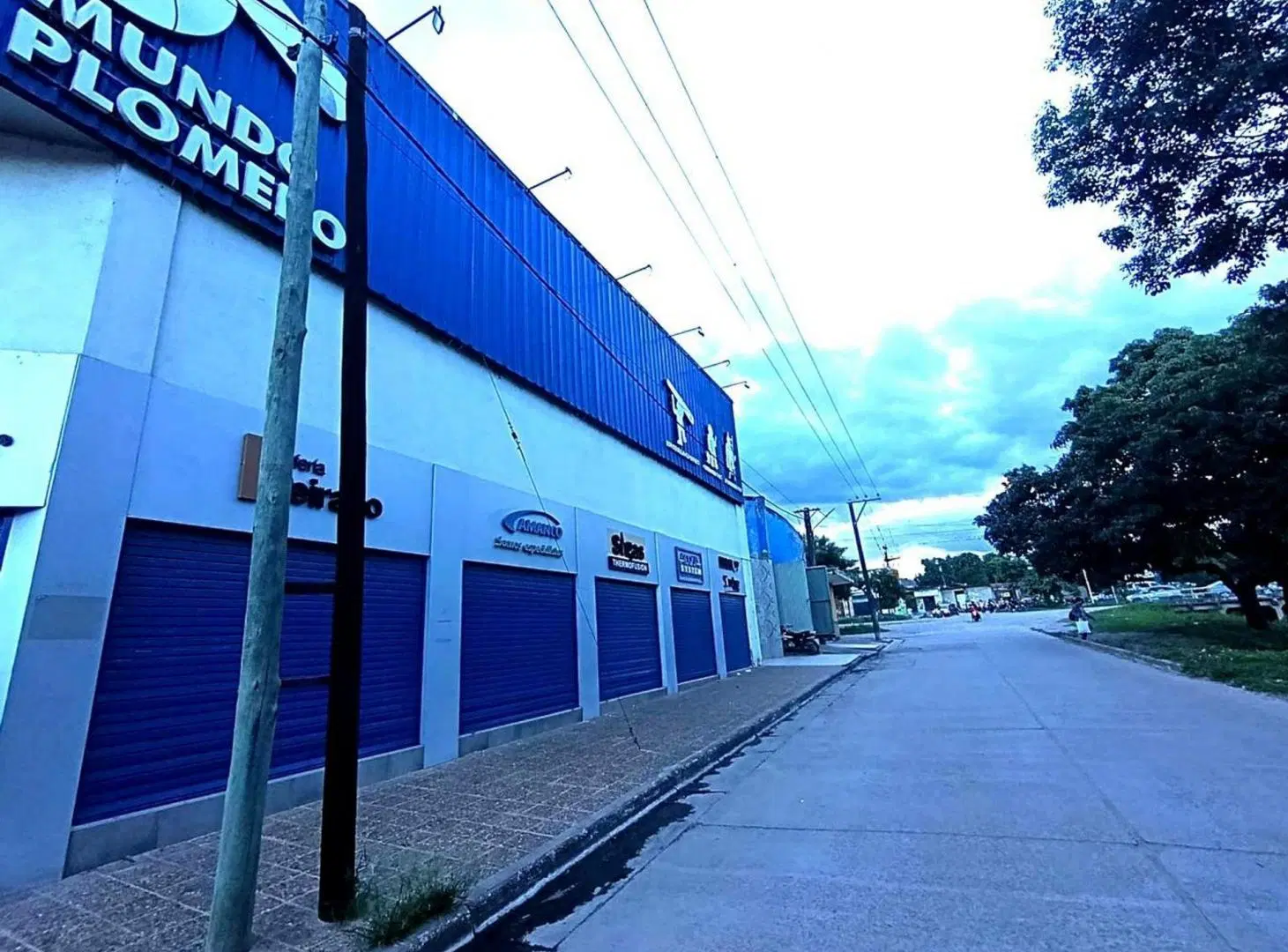 VENTA DE GALPON CON LOCAL COMERCIAL EN LEDESMA 3