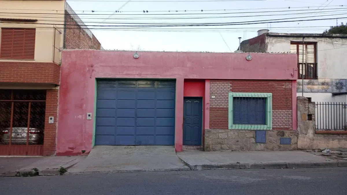 VENTA DE CASA  A METROS DE LA AV. ALMIRANTE BROWN 3
