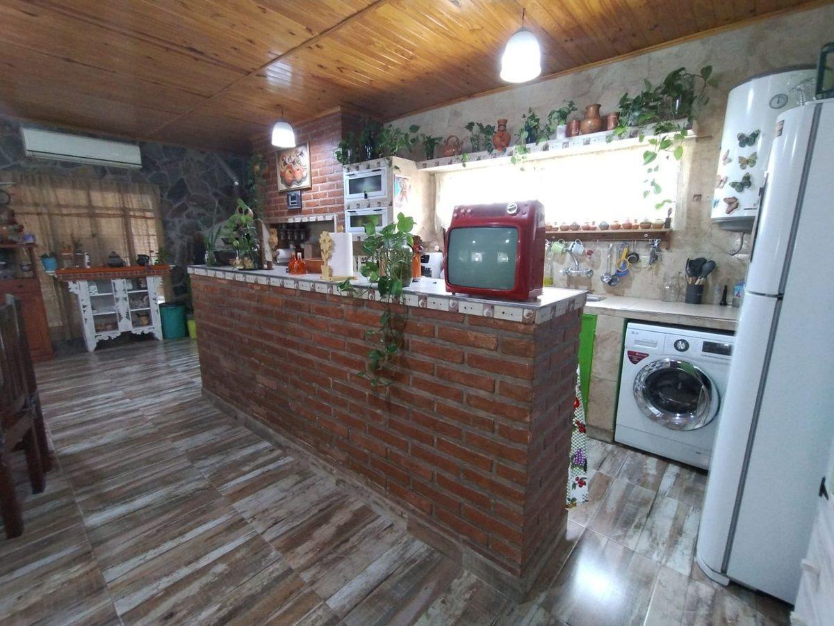 Foto de VENTA CASA LOS ALISOS 2 DORM+MONOAMBIENTE C/PILETA, imagen 3