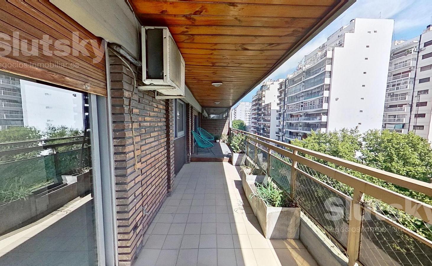 Departamento en venta - 5 ambientes con cochera y balcón aterrazado - Almagro