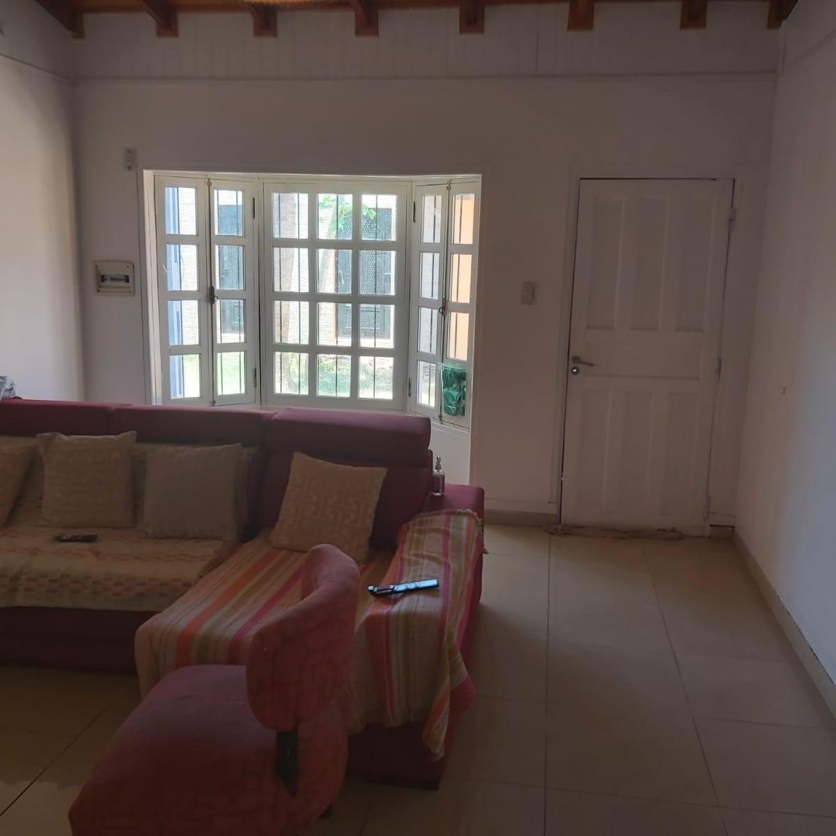PRECIOSA CASA EN VENTA DE 3 DORMITORIOS CON QUINCHO, PARRILLA Y PILETA.-