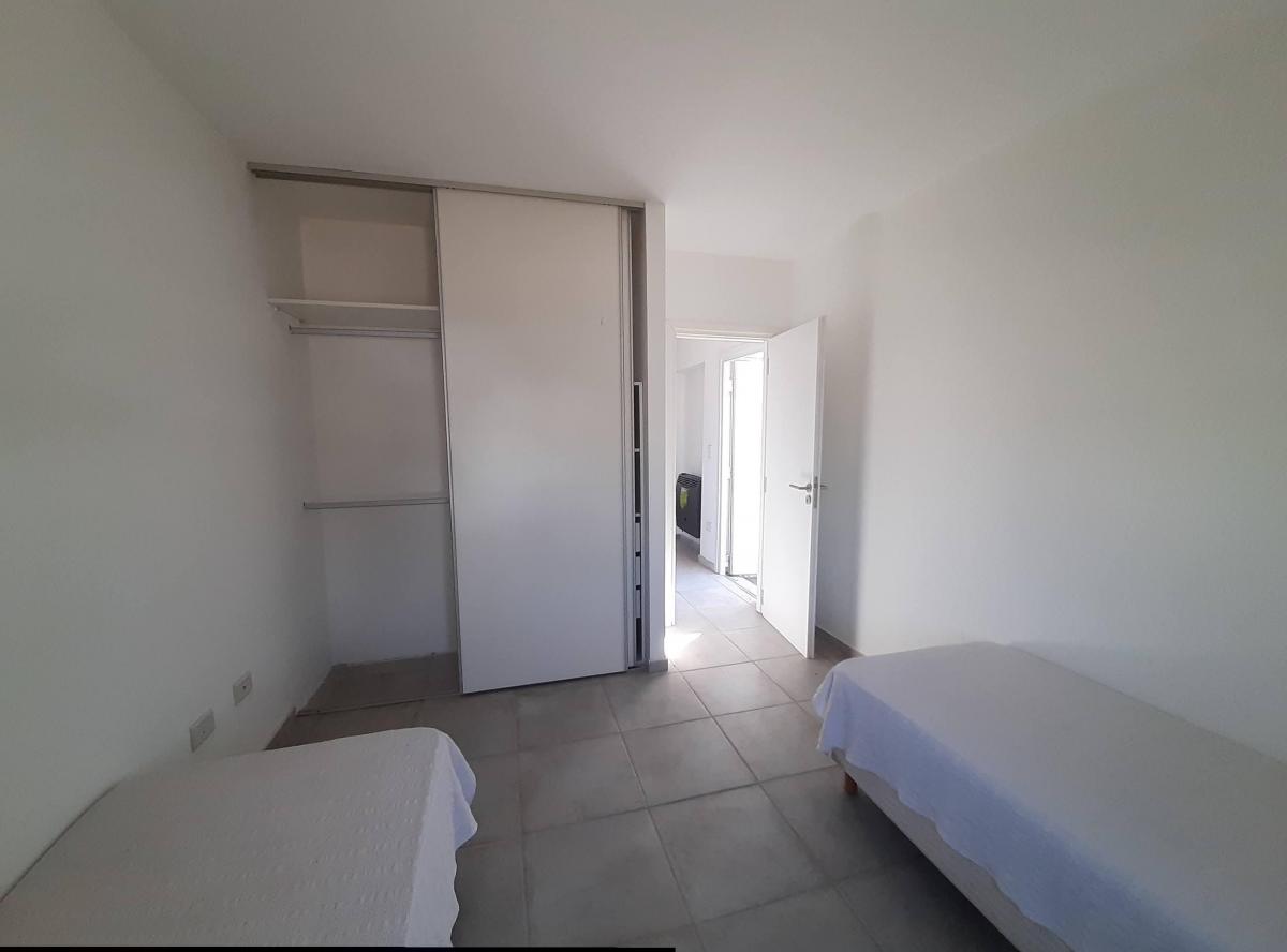 Foto de VENTA -CASA 2 DORMITORIOS - APTA CREDITO- CIPOLLETTI, imagen 2