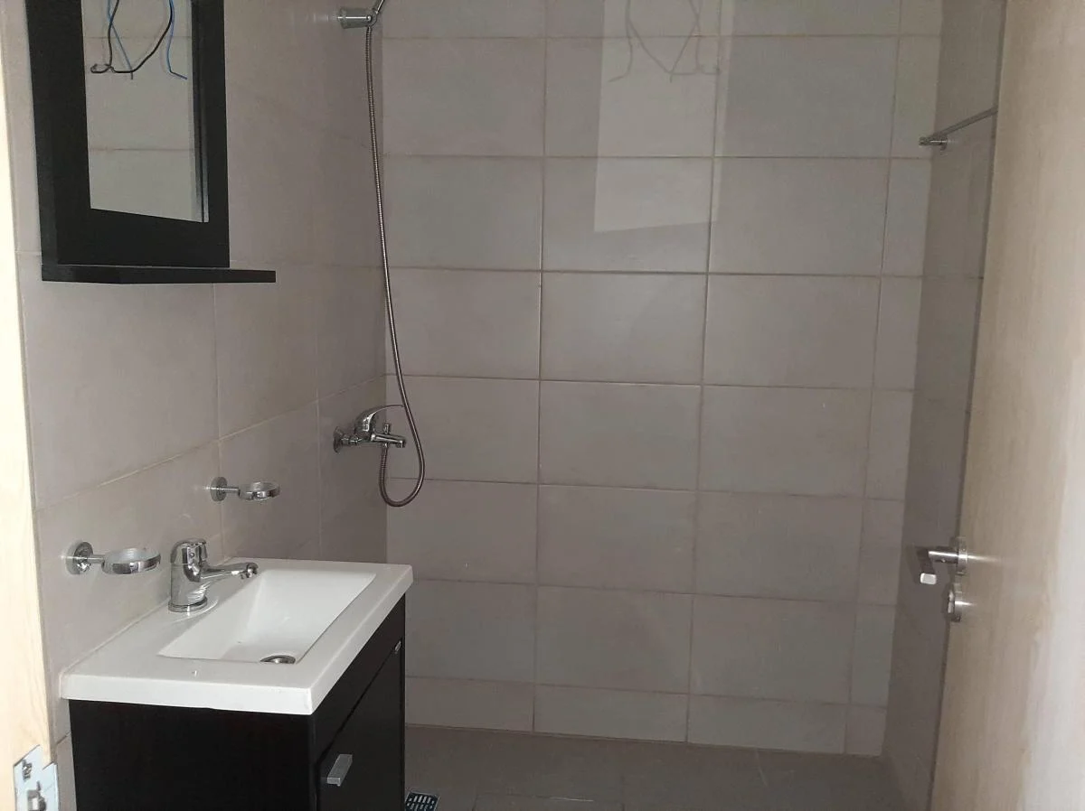 Foto de VENTA -CASA 2 DORMITORIOS - APTA CREDITO- CIPOLLETTI, imagen 3