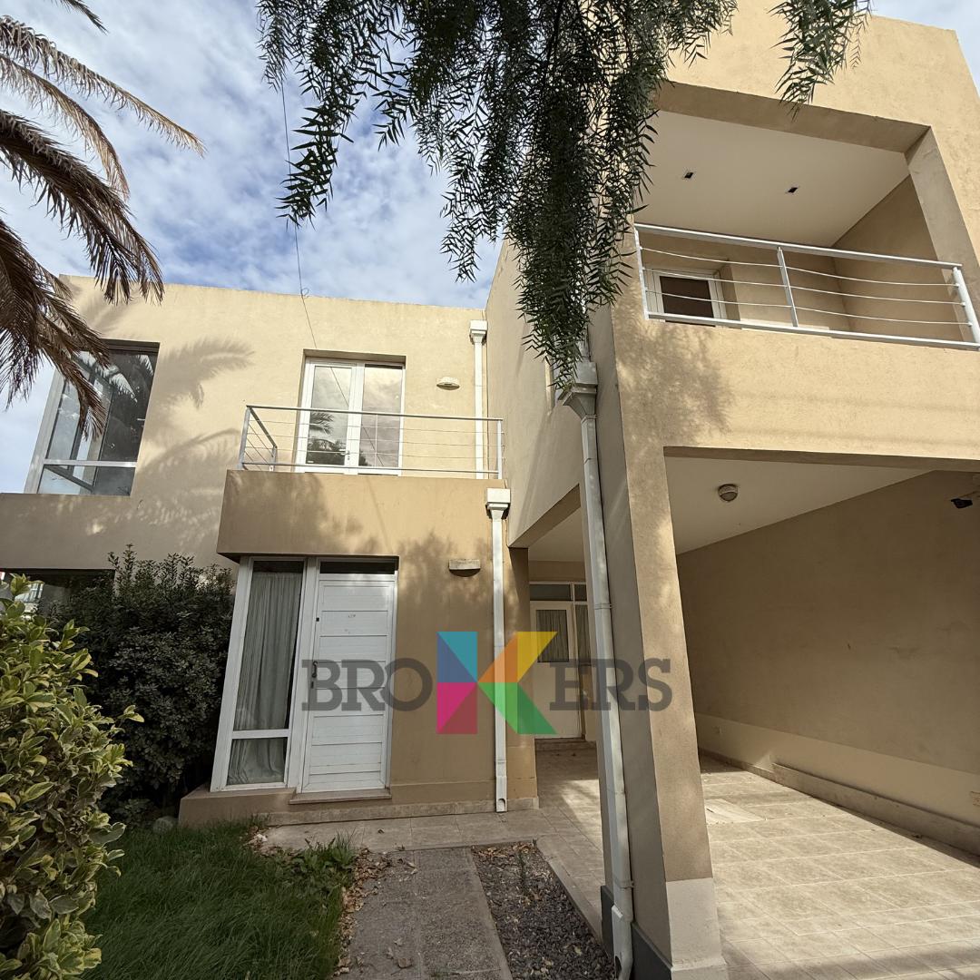 Casa 4 dormitorios en Cipolletti. EN VENTA
