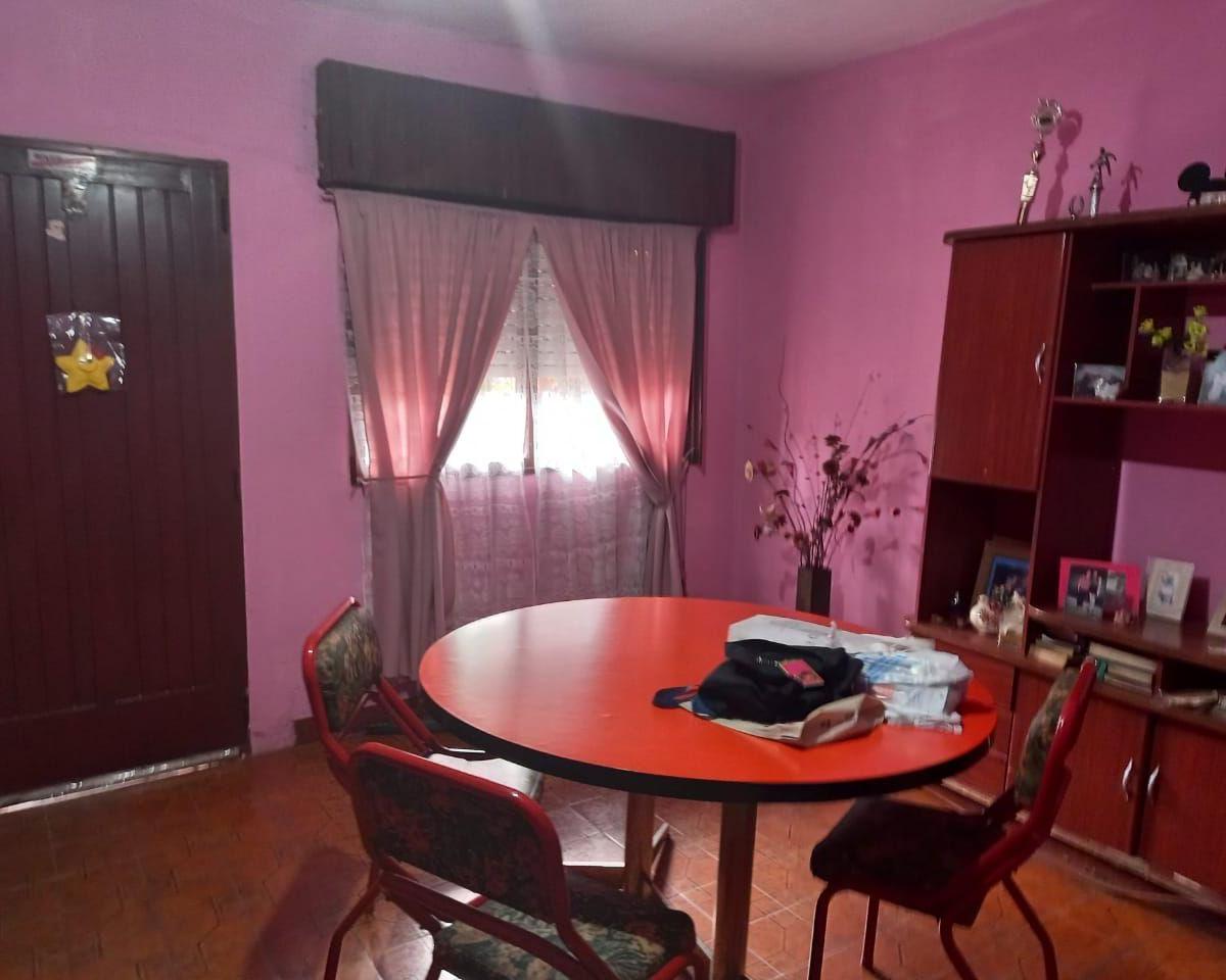 Casa 6 ambientes. | Cazadores al 200