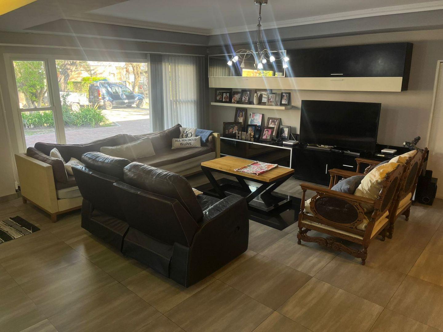 Casa 5 ambientes. | Aristobulo del Valle al 2500