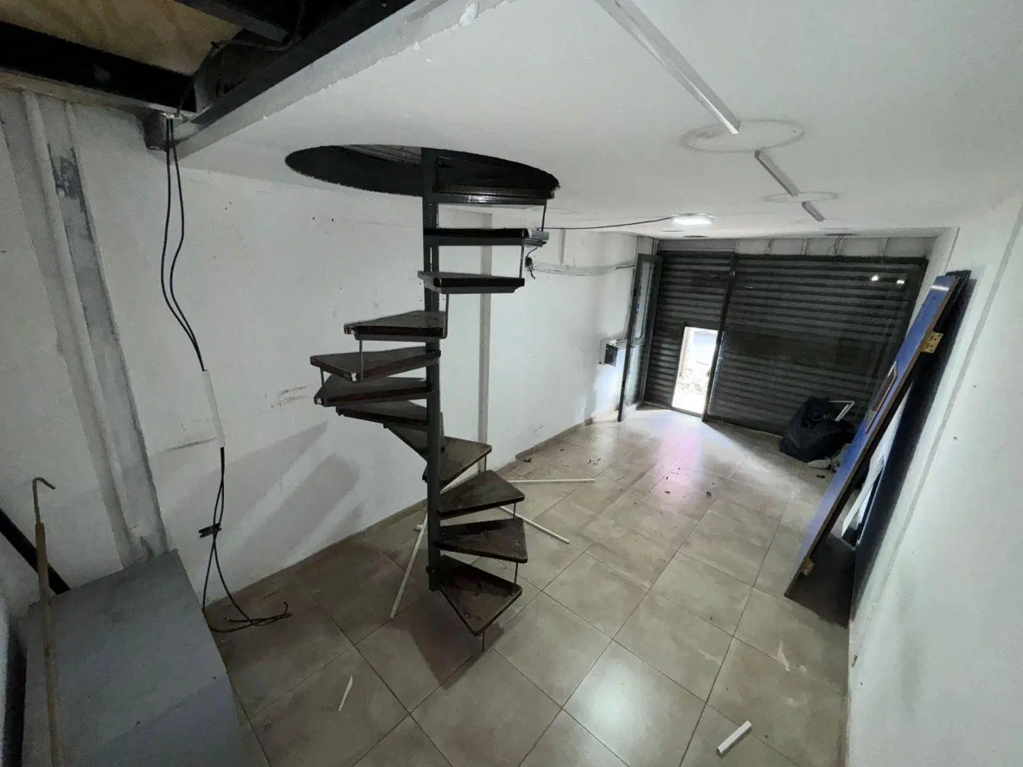 Local . | Leandro N. Alem al 1600 3