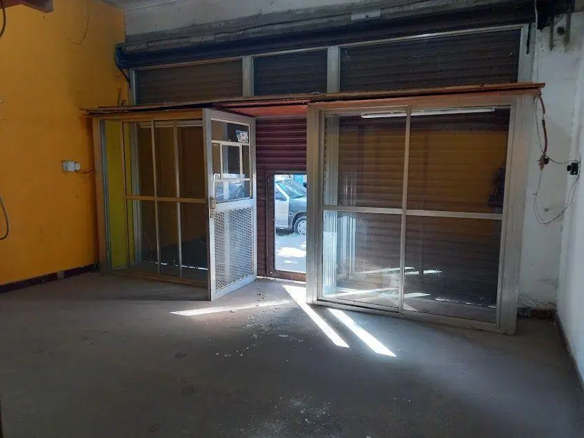 Local . | Miguel Cane al 2400 2