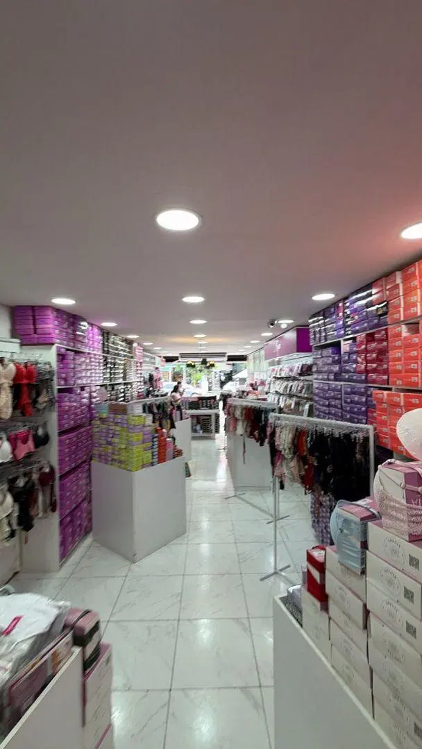 Local . | Av. Pres. Juan Domingo Peron al 1600 4